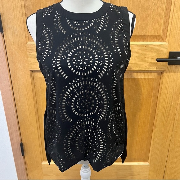 Women’s Vince Camuto, laser cut sleeveless blouse size small - Picture 1 of 8